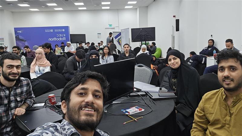 Mazr3aPorter team selfie inside the busy KUEC Robothon hall