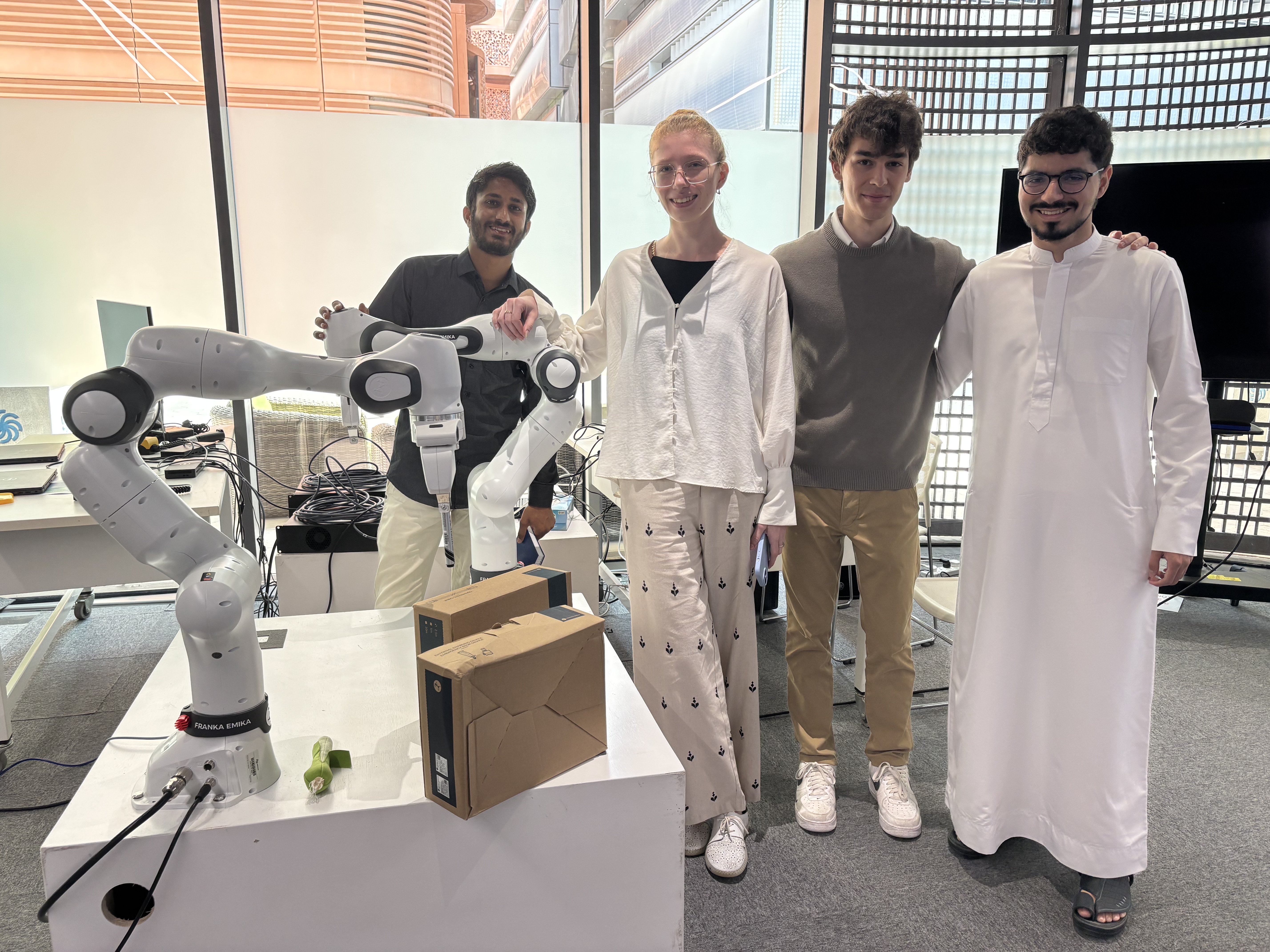 UGRIP group presenting their project at the AIRoCS lab